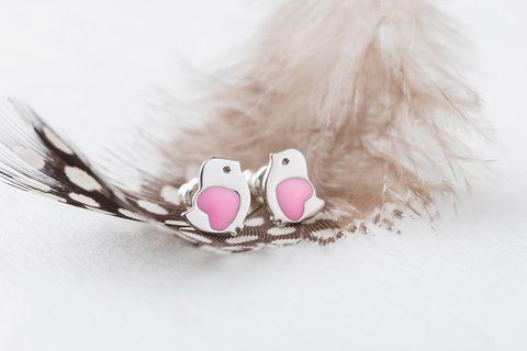 Серебряные детские серьги Птички с сердечком из цветной эмали ВС-061ер фото