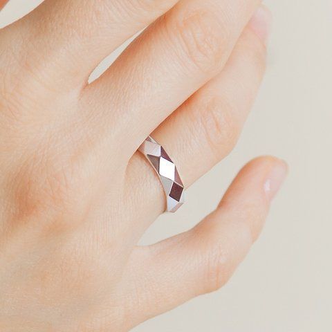 Серебряное обручальное кольцо с объемными ромбами ОS-45120 фото